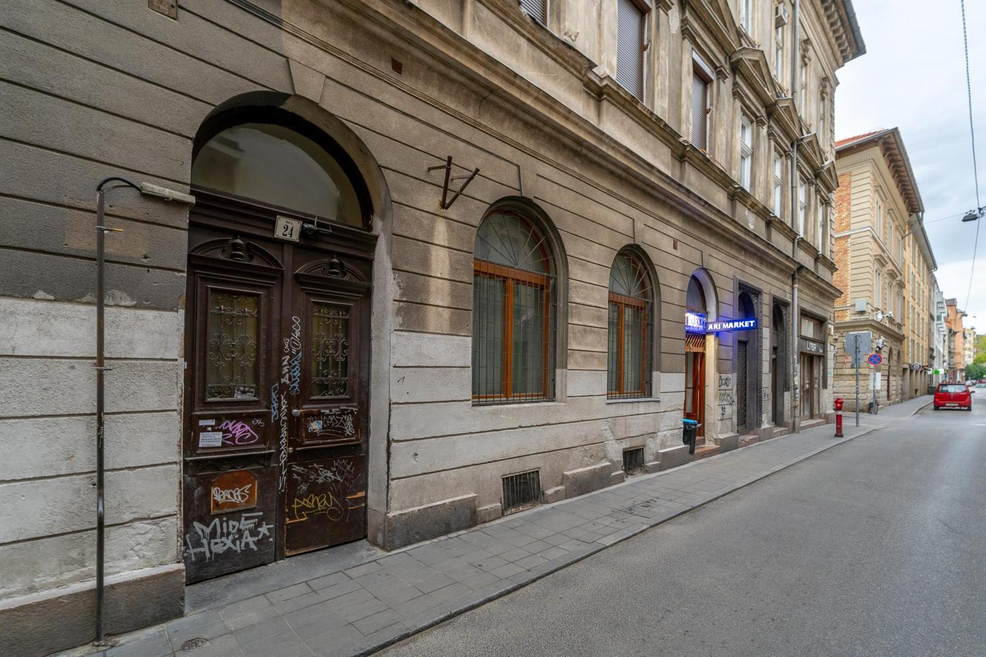 Azure Oasis In The Heart Of The Budapešť