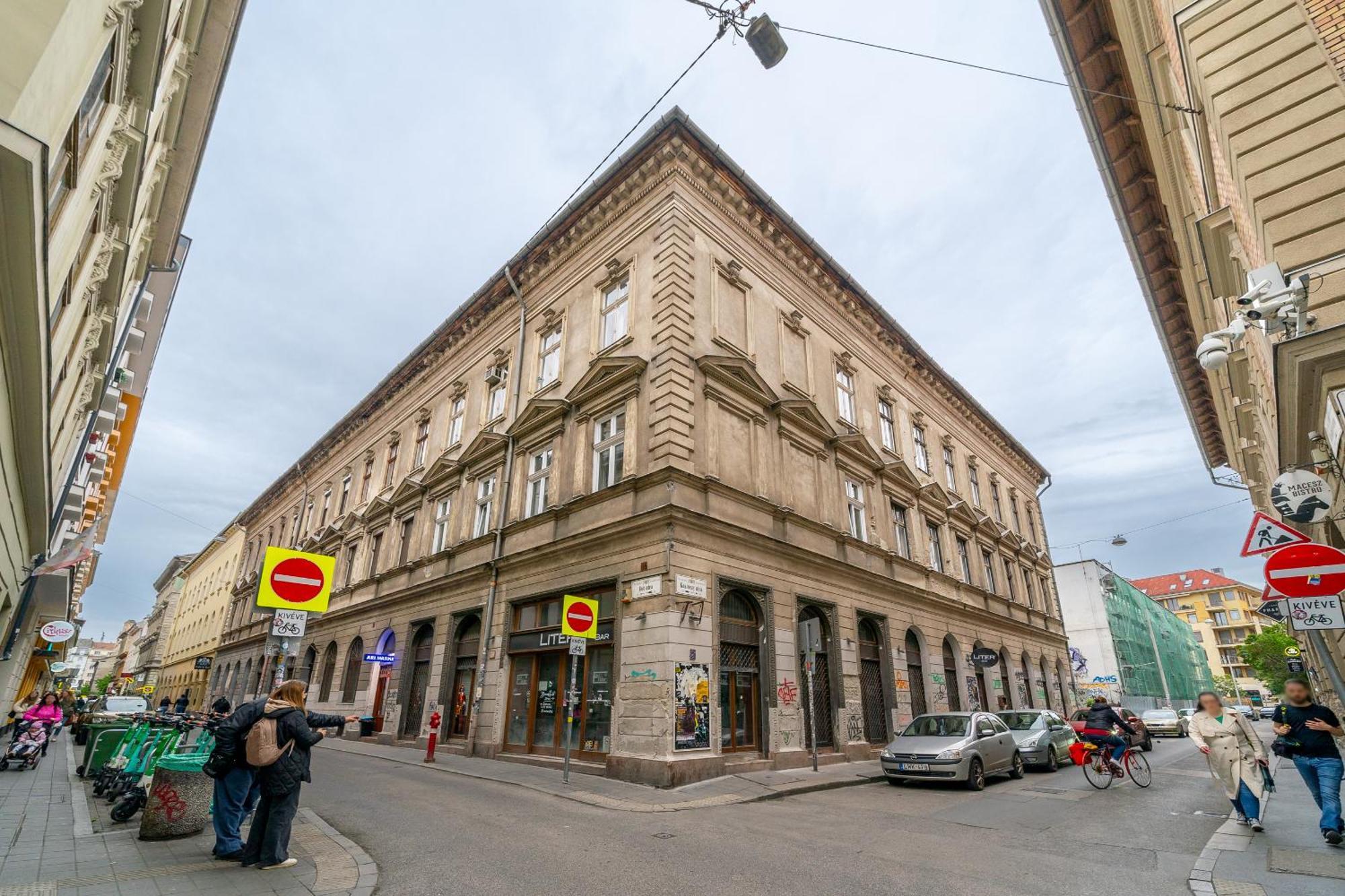 Azure Oasis In The Heart Of The Budapešť