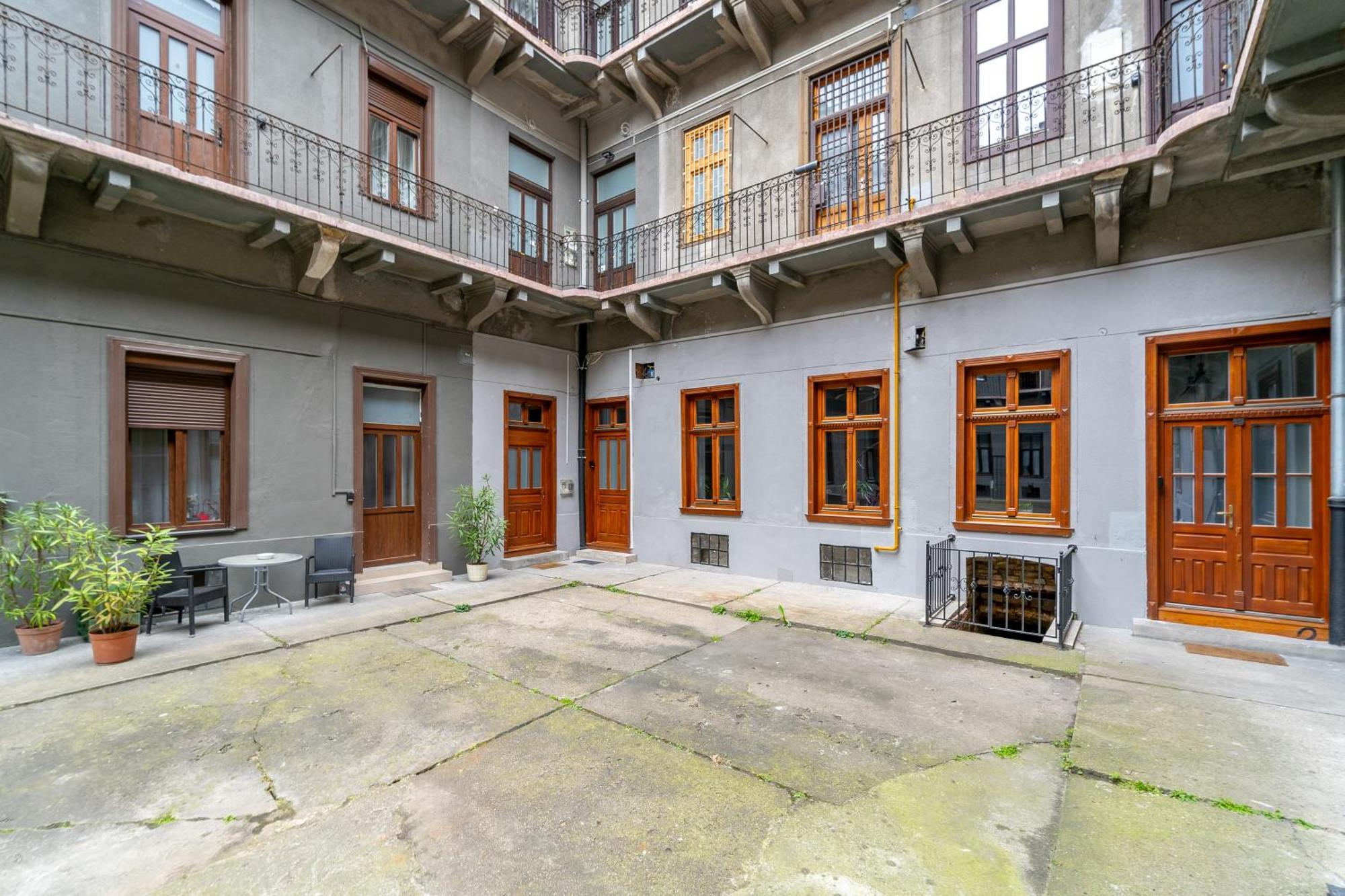 Azure Oasis In The Heart Of The Budapešť